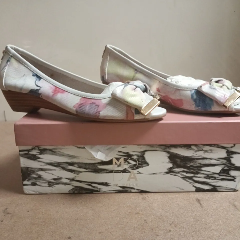 BOXED PAIR OF MODA IN PELLE PEEP TOE SHOES IN FLORAL WHITE SIZE EU 38