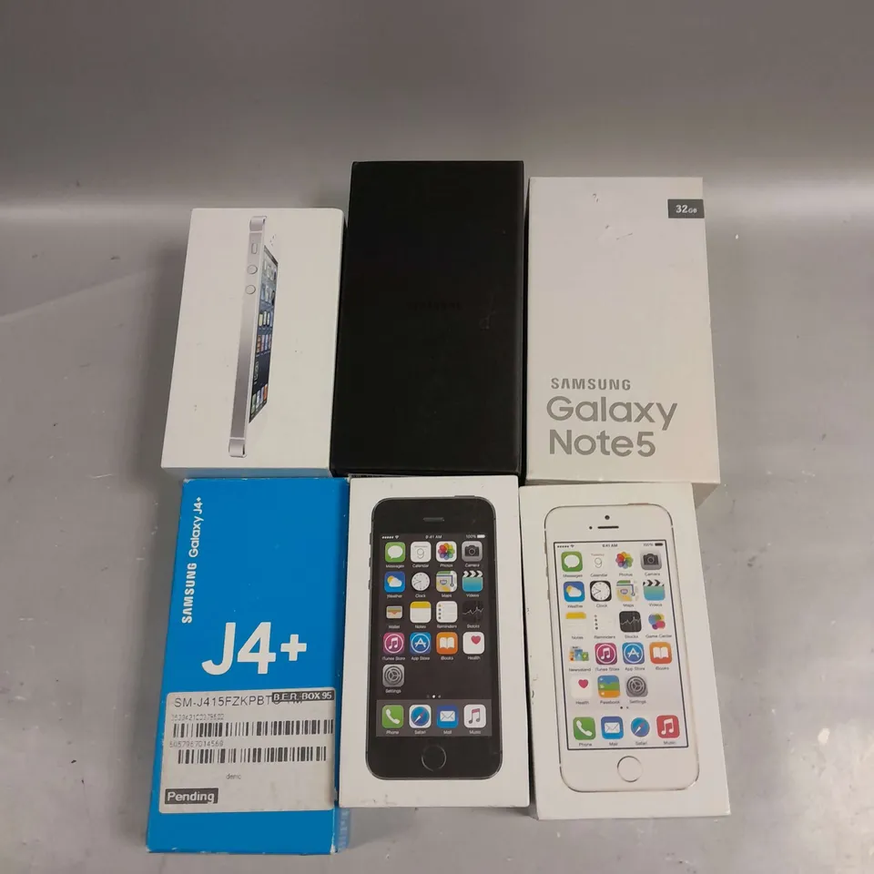 APPROXIMATELY 30 ASSORTED EMPTY SMARTPHONE DISPLAY BOXES 