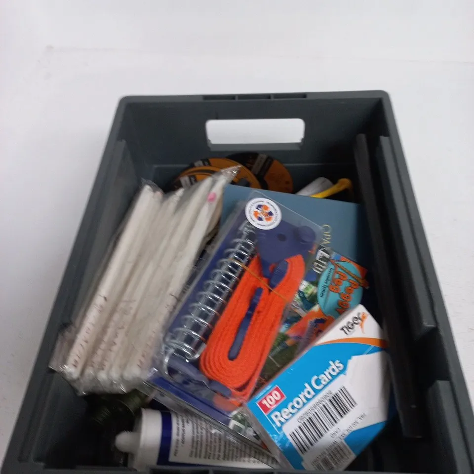 TOTE OF APPROXIMATELY 12 ASSORTED ITEMS TO INCLUDE: 4" PAINTBRUSH