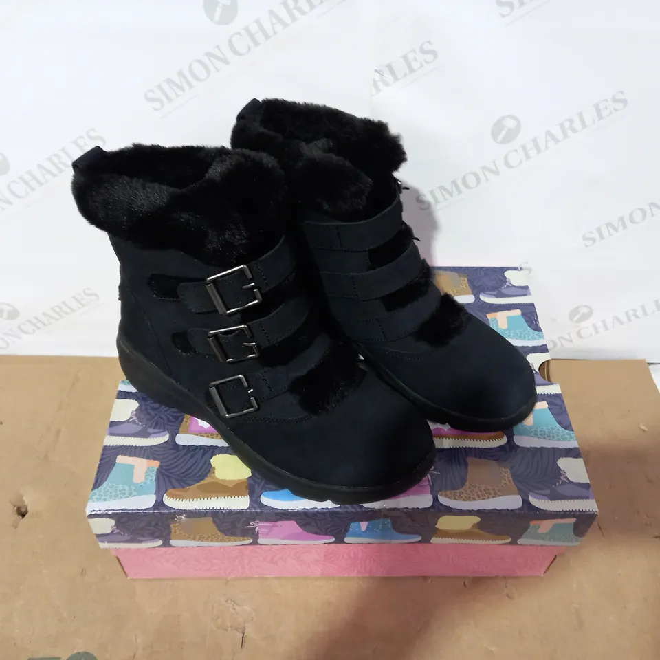 BOXED PAIR OF SKECHERS BLACK BOOTS- SIZE 5