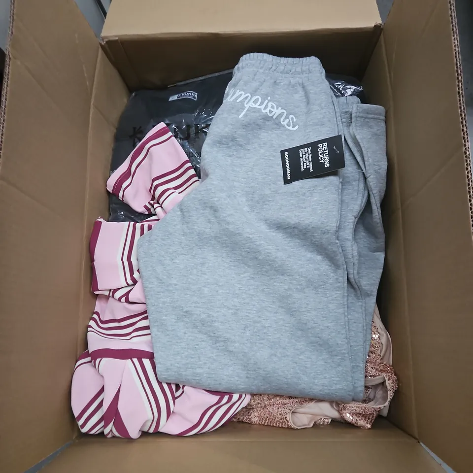 APPROXIMATLY 25 ITEMS INCLUDING JOGGERS T-SHIRTS TOPS ECT