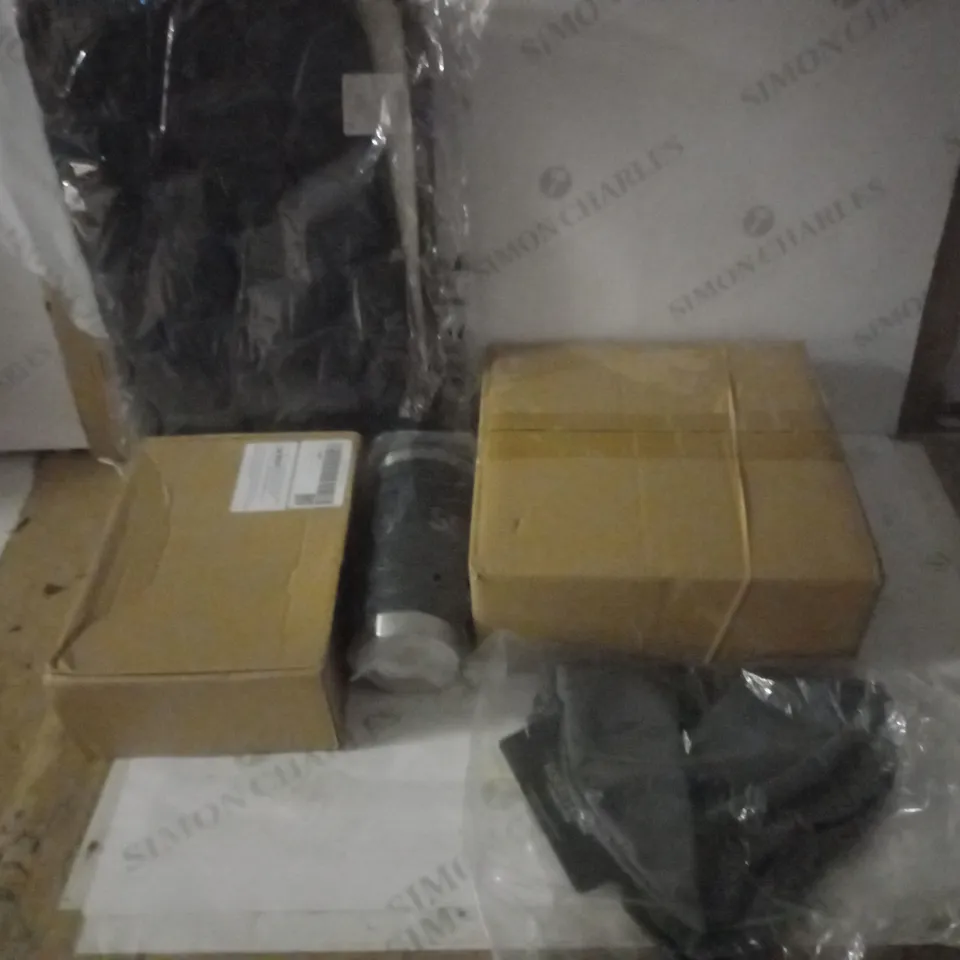 GROUP OF APPROX 5 ASSORTED ITEMS TO INCLUDE TRAVEL MUG, TOOL BATTERY CHARGER, DOOR MATS ETC