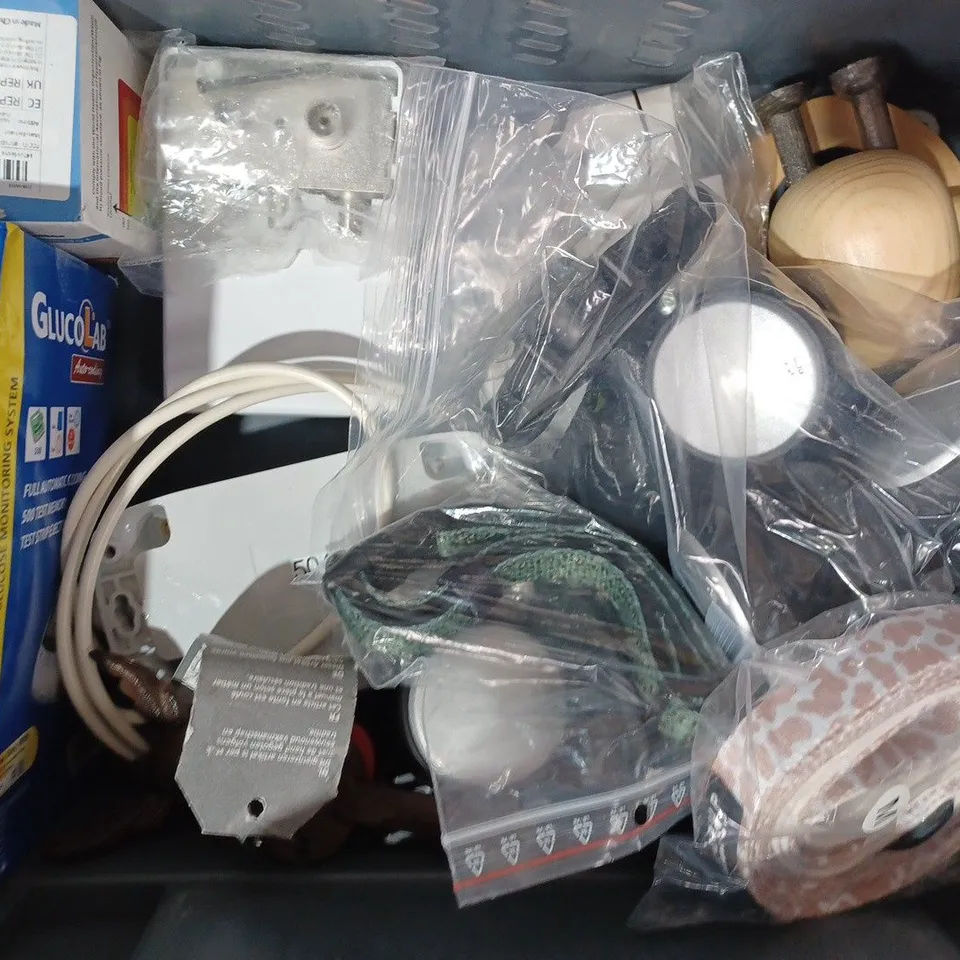 APPROXIMATELY 10 ASSORTED HOUSEHOLD ITEMS TO INCLUDE BASHFUL PUPPY PHOTO FRAME, SILVER SPARKLE WAX MELT & OIL WARMER, MILLE CRYSTAL OIL BURNER, ETC