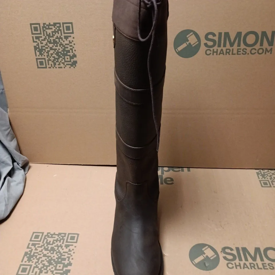 BOXED PAIR OF RHINEGOLD ELITE BROOKLYN BOOTS IN BROWN - SIZE 7