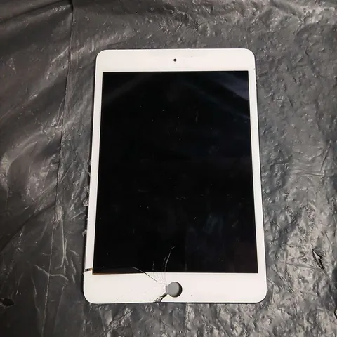 APPLE IPAD A2133 – WHITE FRONT BEZEL, SILVER BACK, CRACKED SCREEN - FOR PARTS