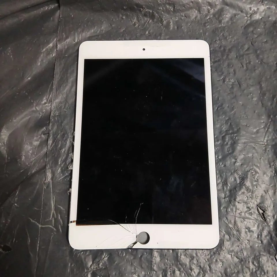 APPLE IPAD A2133 – WHITE FRONT BEZEL, SILVER BACK, CRACKED SCREEN - FOR PARTS
