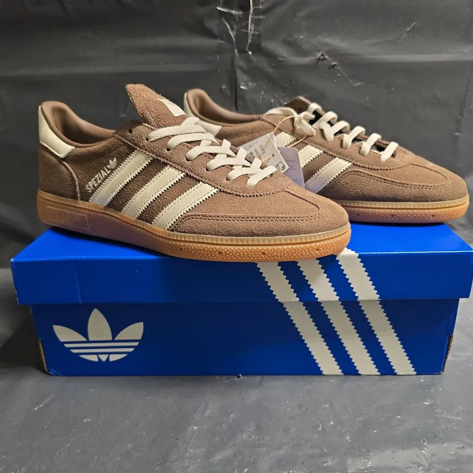 BOXED PAIR OF ADIDAS HANDBALL SPEZIAL SHOES IN BROWN/WHITE SIZE UK 7