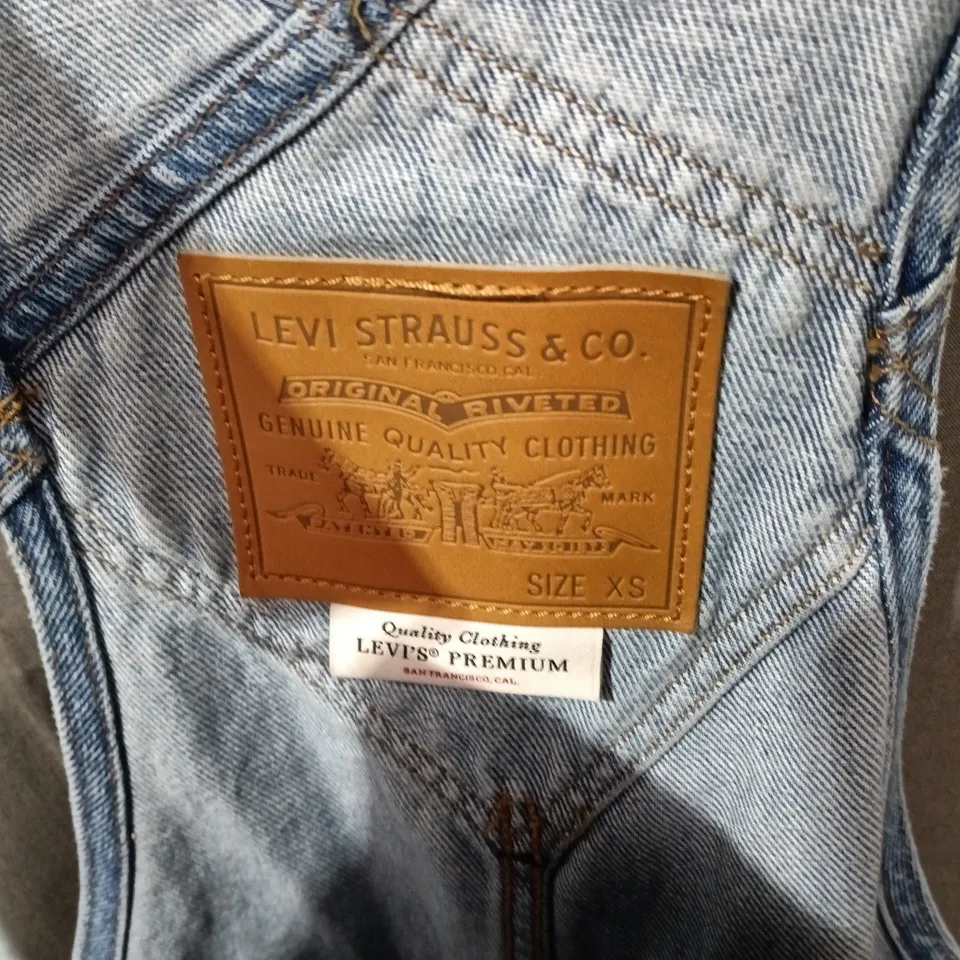 LEVI'S DENIM DUNGAREES (OVERALLS) IN BLUE – SIZE XS –