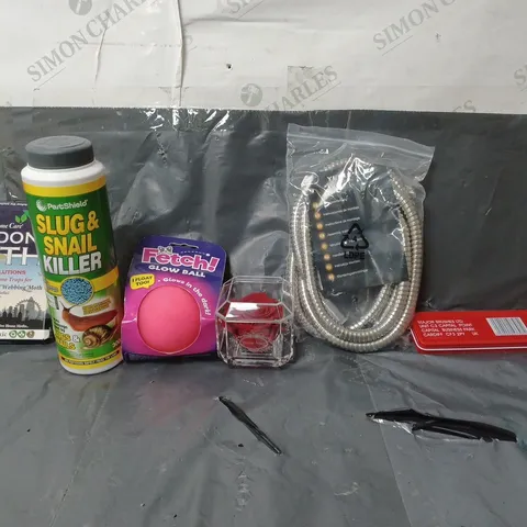 BOX OF APPROXIMATELY 15 ASSORTED ITEMS TO INCLUDE - 12 BLOCK ARTIST WATERCOLOUR SET , FETCH GLOW BALL , BUG & SNAIL KILLER ETC