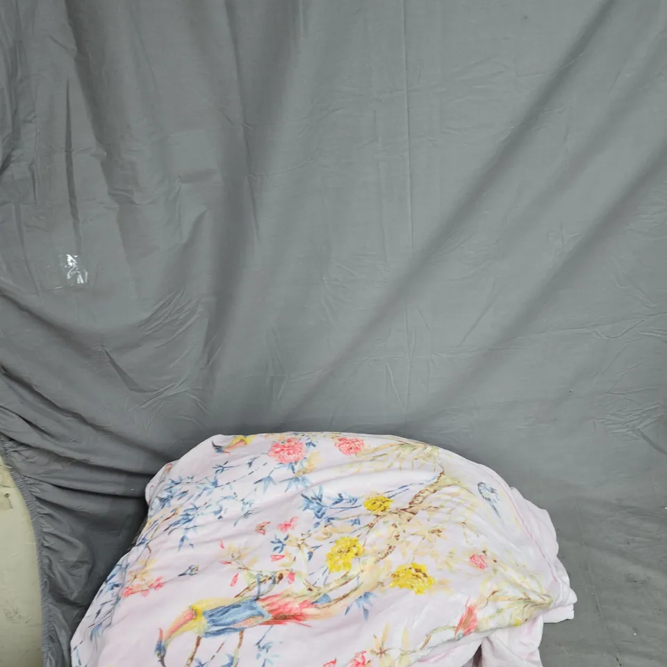 BOX OF APPROXIMATELY 15 HOUSEHOLD ITEMS INCLUDING: LANTERN CANDLE HOLDERS, FLORAL BEDDING AND VELVET LIKE THROW