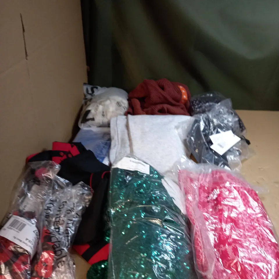 LOT OF APPROX. 50 ASSORTED CLOTHING ITEMS 