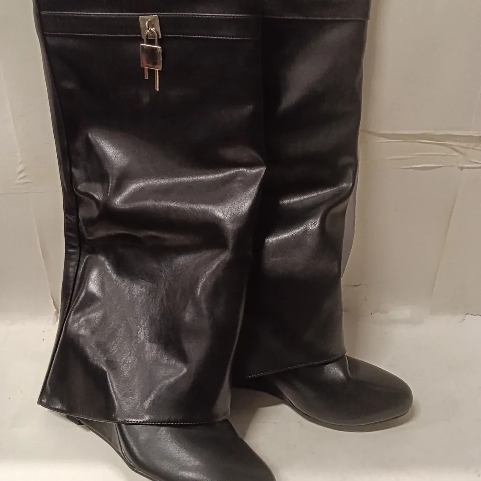 WOMEN'S BLACK KNEE-HIGH BOOTS (LEATHER LOOK) WITH BUCKLE DETAIL SIZE UK9 EU42