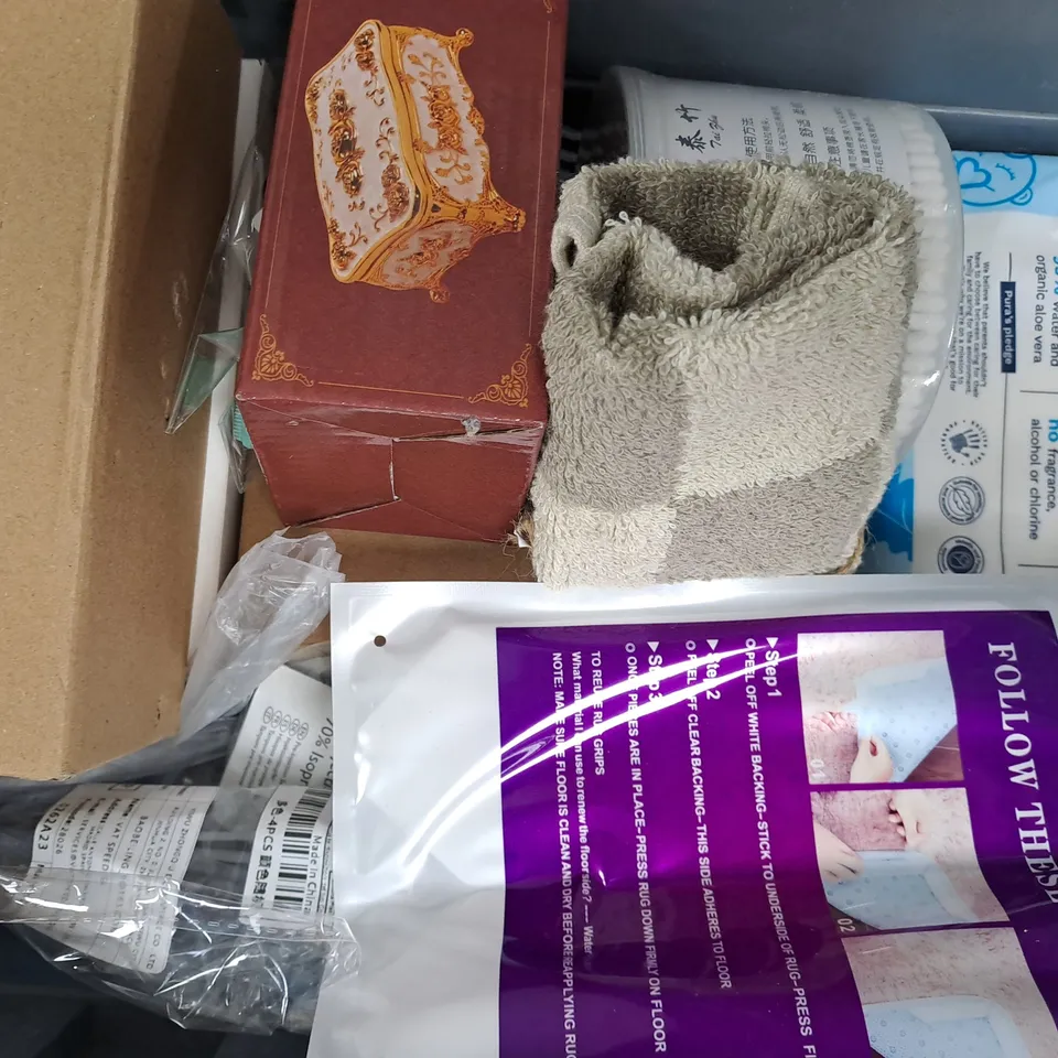 APPROXIMATELY 12 ASSORTED HOUSEHOLD ITEMS TO INCLUDE BURGER PRESS, GOLF TEES, ANTI-SLIP RUG GRIPS, ETC