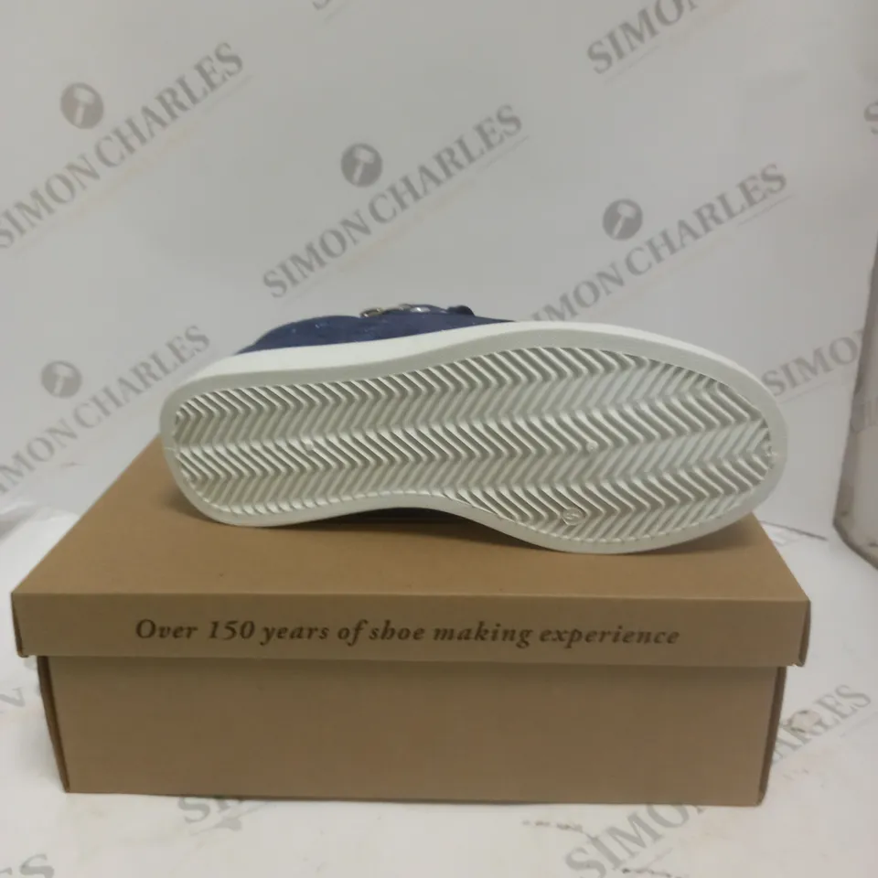 BOXED CUSHION WALK FLORAL TRAINERS IN NAVY - SIZE 5