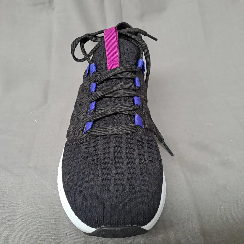 PAIR OF UNDER ARMOUR HOVR SHOES IN BLACK/PURPLE UK SIZE 6