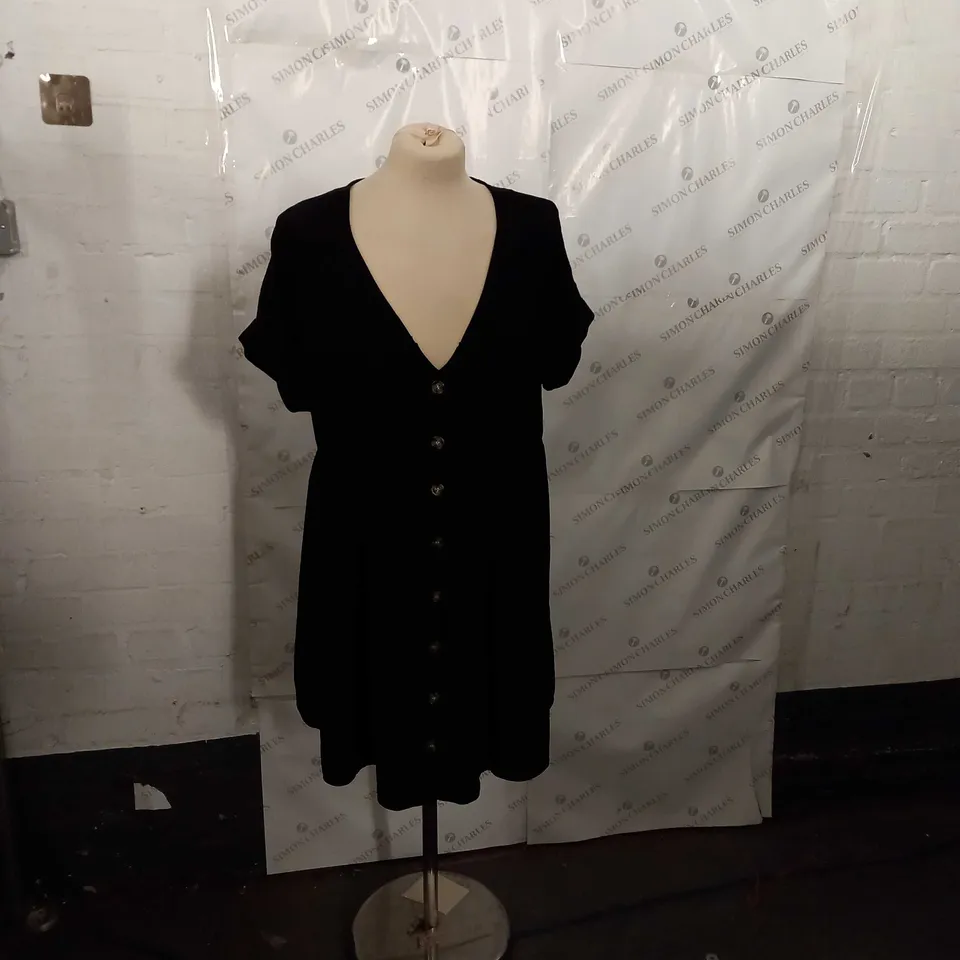 BLACK BUTTON FRONT SMOCK SIZE 6