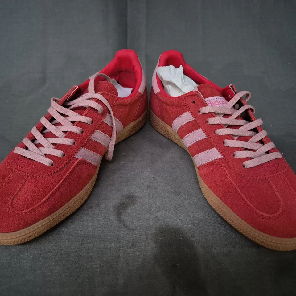 BOXED PAIR OF ADIDAS WOMEN'S HANDBALL SPEZIAL SHOES IN RED/PINK UK SIZE 6