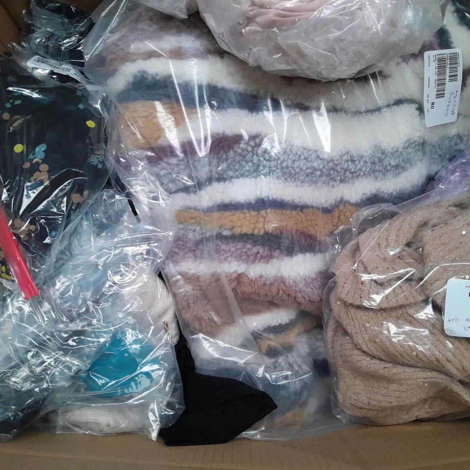 BOX OF APPROX 15 ASSORTED CLOTHING ITEMS TO INCLUDE - JUMPER , SHACKET , JUMPSUIT ETC