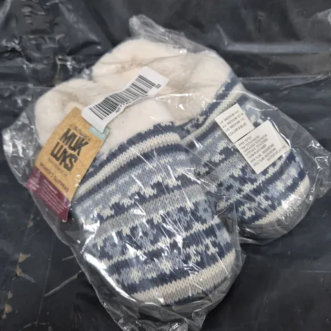 BOXED PAIR OF MUKLUKS WOMENS SHERPA LINED CLOG SLIPPERS IN BLUE/NAVY SIZE 5