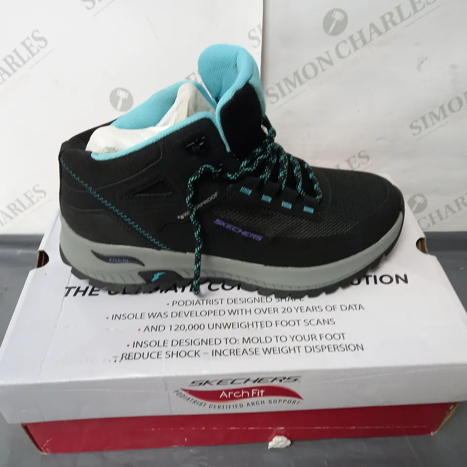 SKETCHERS IN BLACK AND BLUE SIZE 6.5 RRP £24.99