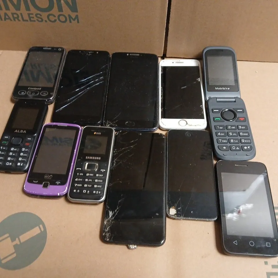 APPROXIMATELY 12 ASSORTED BROKEN / DAMAGED MOBILE PHONES 