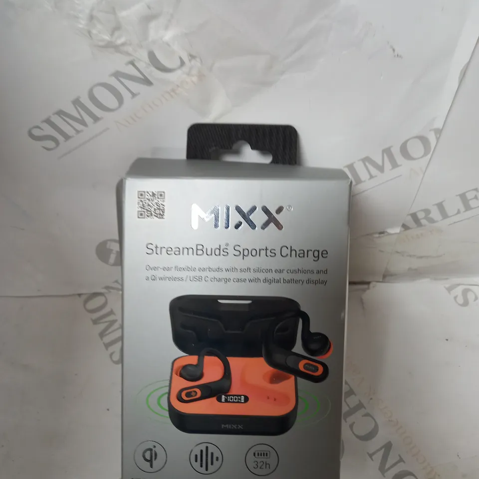 BOX OF APPROXIMETLY 20 ITEMS TO INCLUDE RADIOS, MOUSE, EARPHONES ETC 