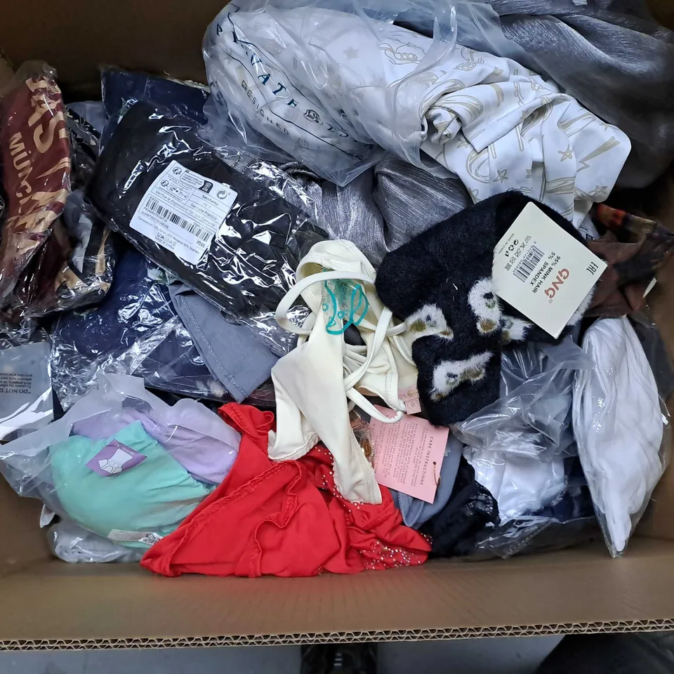 APPROXIMATELY 25 ASSORTED CLOTHING ITEMS IN VARIOUS SIZES TO INCLUDE CAP, JOGGERS, SOCKS, ETC