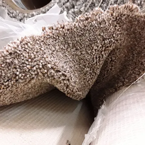 ROLL OF QUALITY SETS HERITAGE LUXURY 2524/0630 ACTION CARPET APPROXIMATELY 5.5×4M