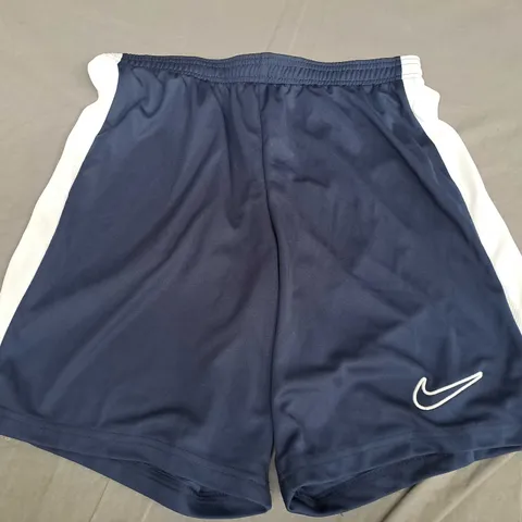 NIKE ACADEMY SHORTS IN NAVY - MEDIUM