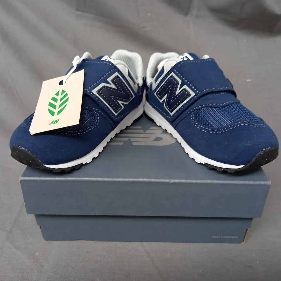 BOXED PAIR OF NEW BALANCE 574 INFANT SHOES IN NAVY UK SIZE 6