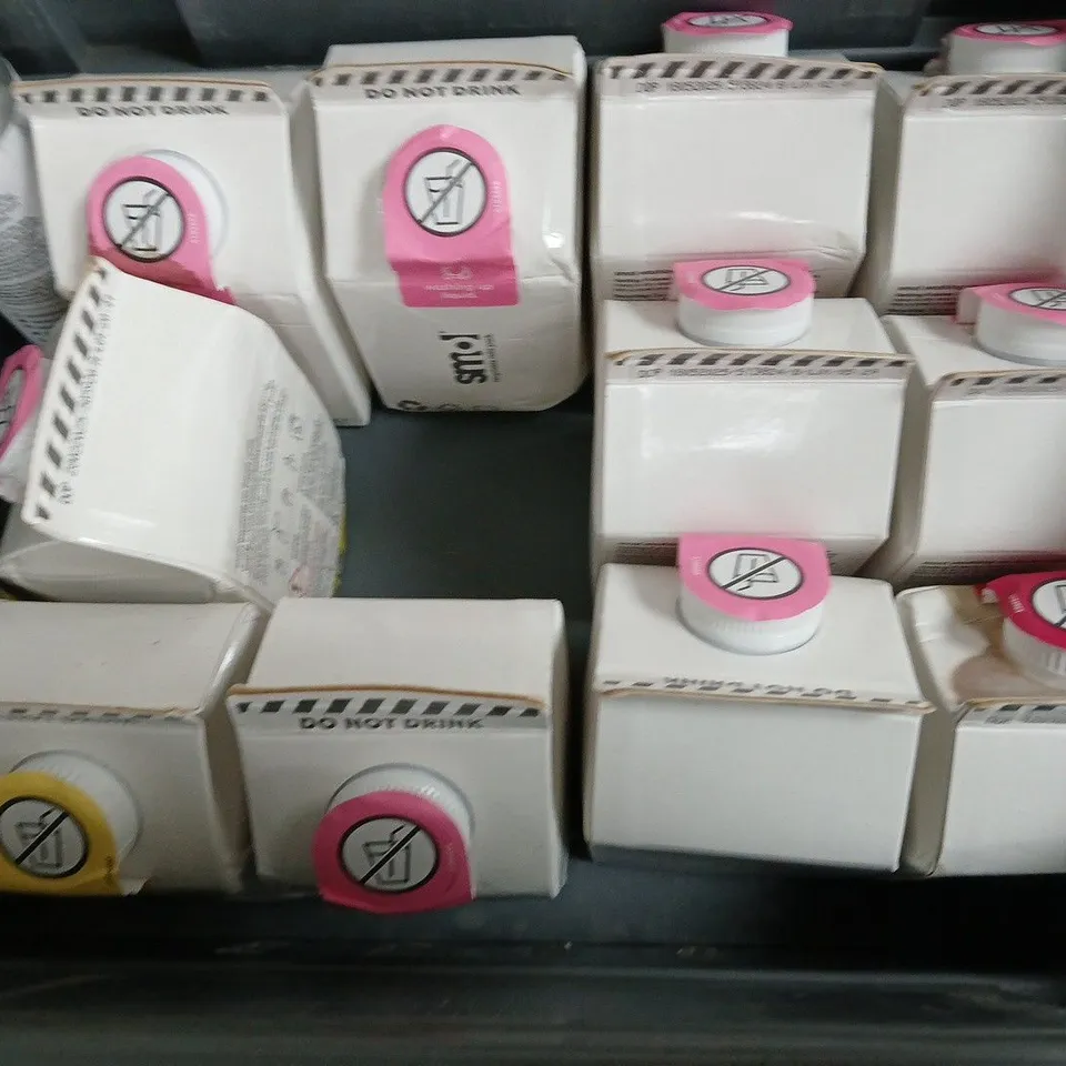APPROXIMATELY 12 ASSORTED ITEMS TO INCLUDE - SMOL WASHING UP LIQUID , CLOTHES DOCTOR ECO LIQUID DETERGENT ETC