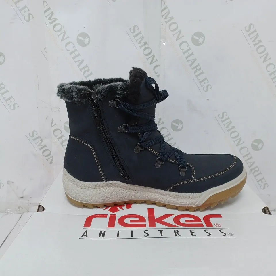 BOXED PAIR OF RIEKER WATER RESISTANT WARM LINED HIKING BOOTS IN NAVY - SIZE 7.5