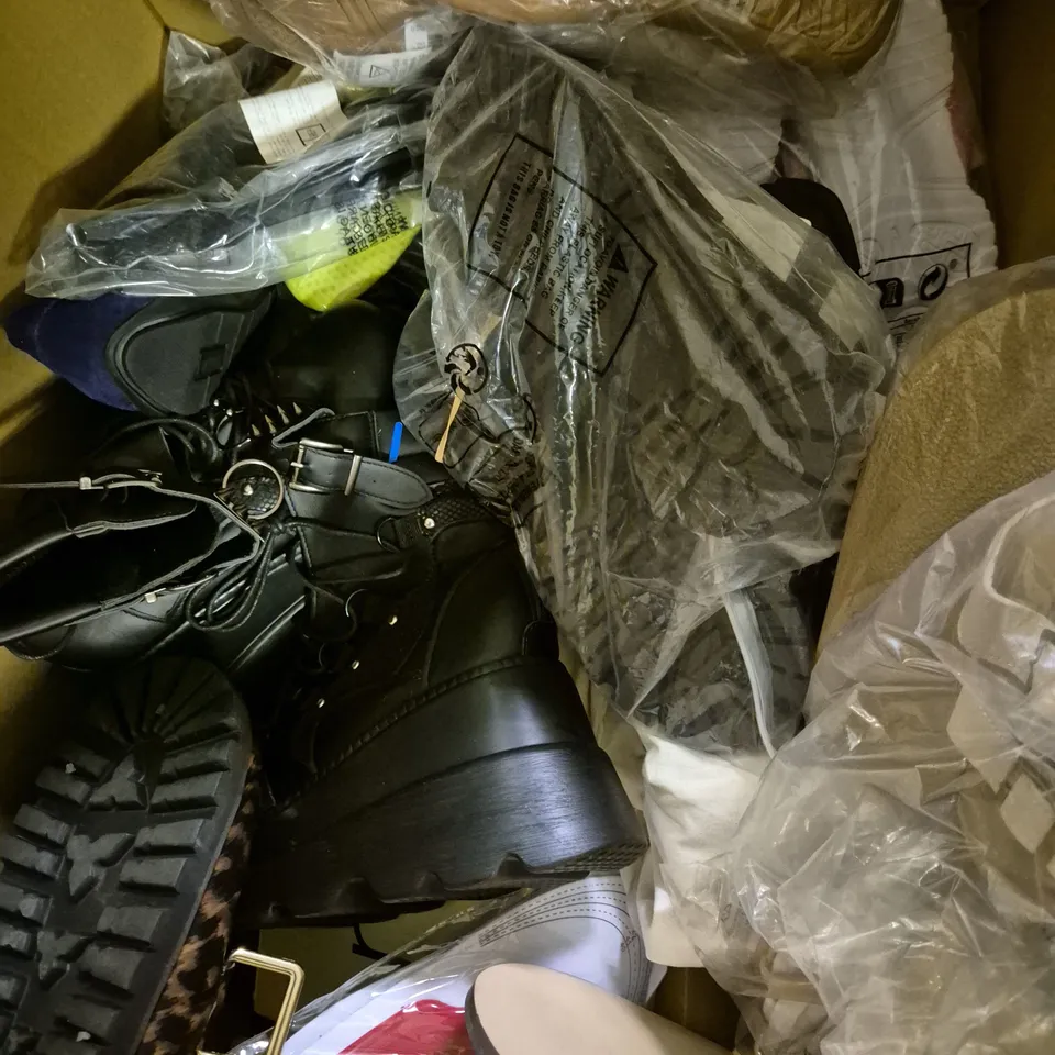 APPROXIMATELY 15 PAIRS OF ASSORTED SHOES TO INCLUDE - BOOTS - SLIPPERS - TRAINERS ETC