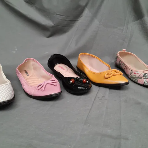 BOX OF APPROX 32 ASSORTED SLIP ON BALLET SHOES IN VARIOUS SIZES & COLOURS