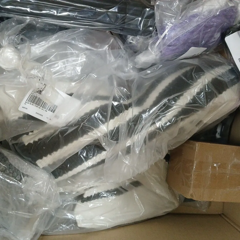 BOX OF APPROXIMATELY 10 ASSORTED HOUSEHOLD ITEMS TO INCLUDE GARDEN HOSE, ETC - COLLECTION ONLY