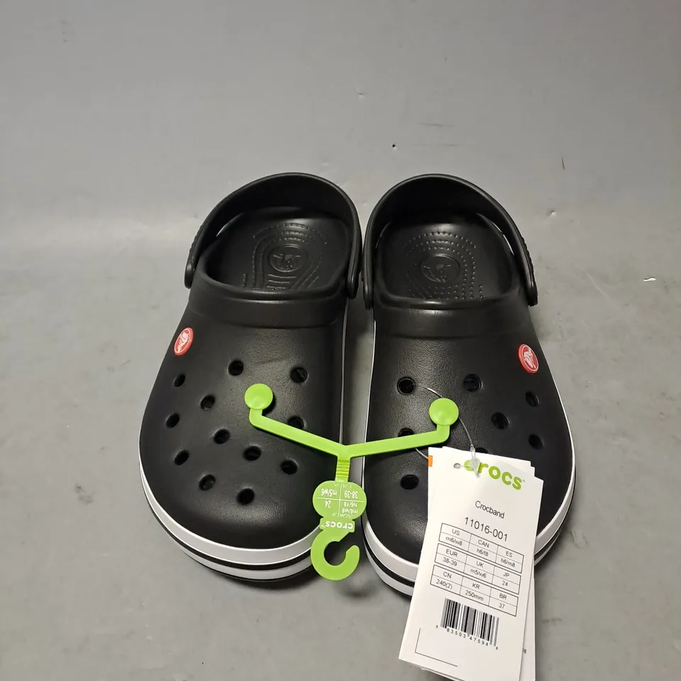 PAIR OF CROCS CROCBAND SHOES IN BLACK/WHITE M5/W6 