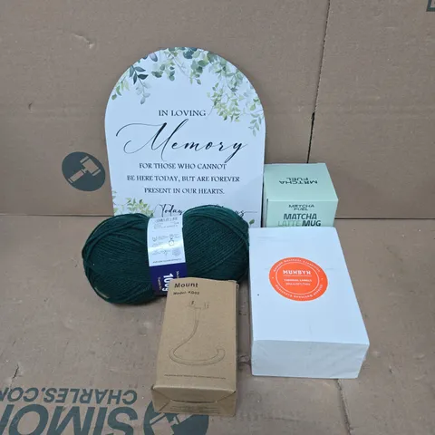 TOTE OF APPROXIMATELY 12 ASSORTED HOUSEHOLD ITEMS TO INCLUDE IN LOVING MEMORY SIGN, WOOL, MATCHA FUEL MUG, THERMAL LABELS ETC