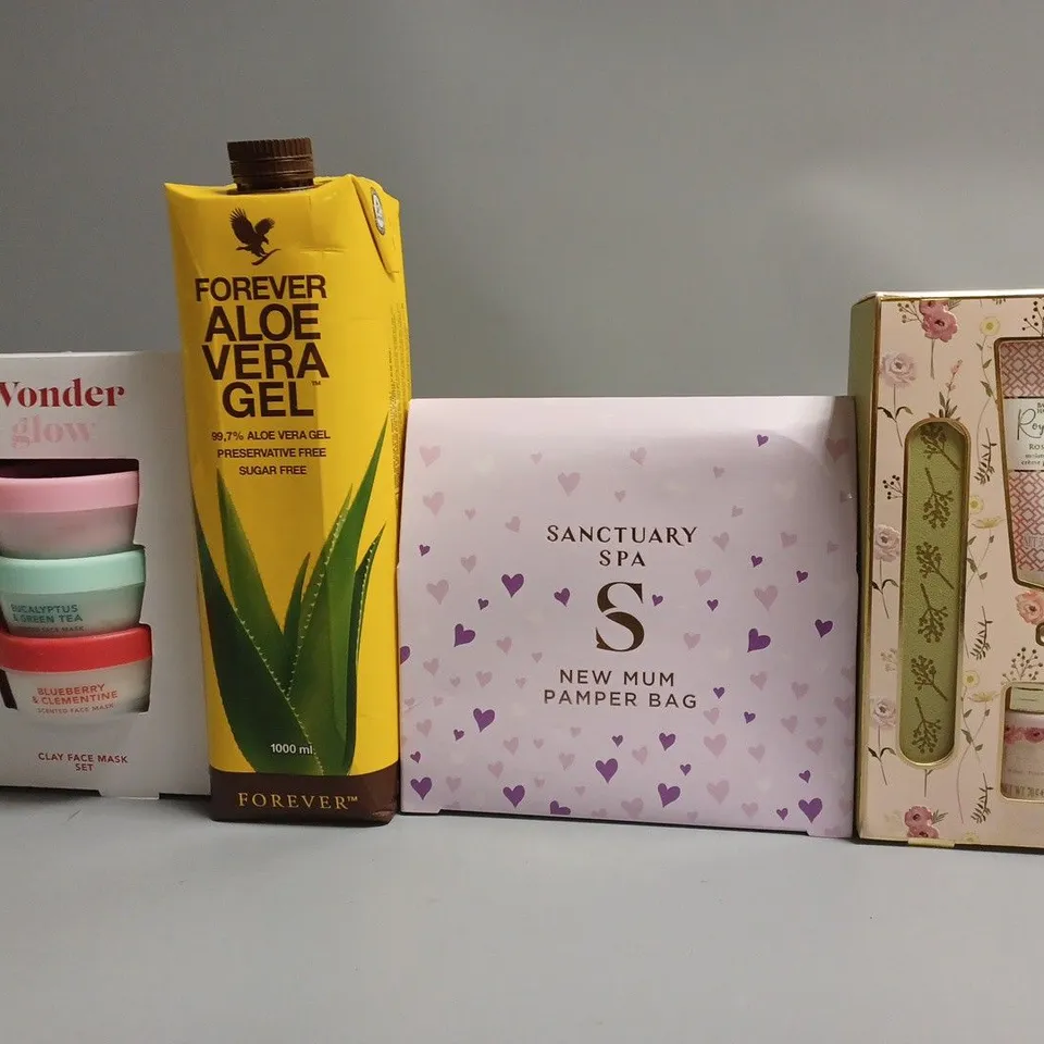 LOT OF APPROXIMATELY 20 COSMETICS ITEMS TO INCLUDE PAMPER BAG , MANICURE SET , FACE MASK SET 