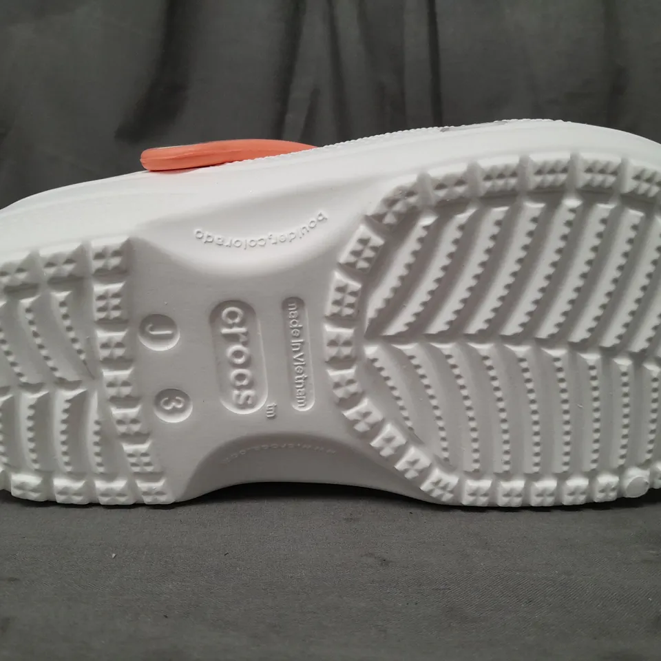 PAIR OF CROCS CLASSIC SWEETS KIDS CLOGS IN WHITE/ORANGE UK SIZE J3