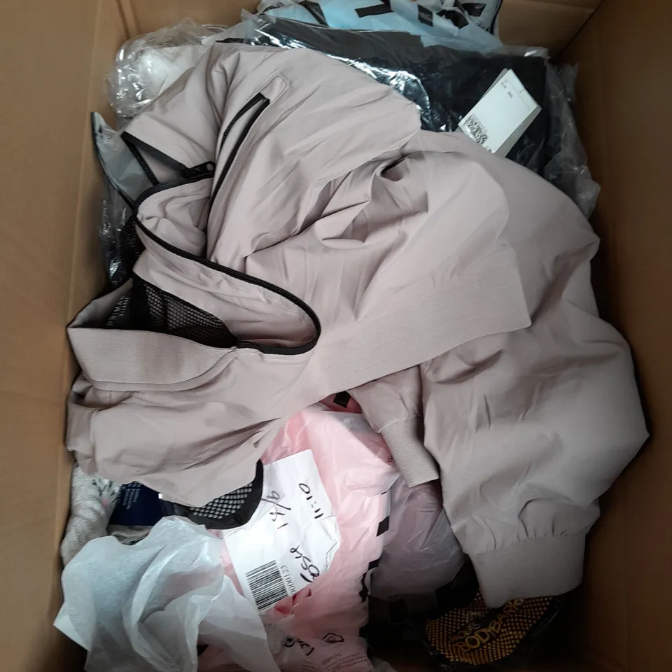 BOX OF APPROXIMATELY 25 ASSORTED CLOTHING ITEMS TO INCLUDE - T-SHIRT , TROUSERS , JEANS , ETC 