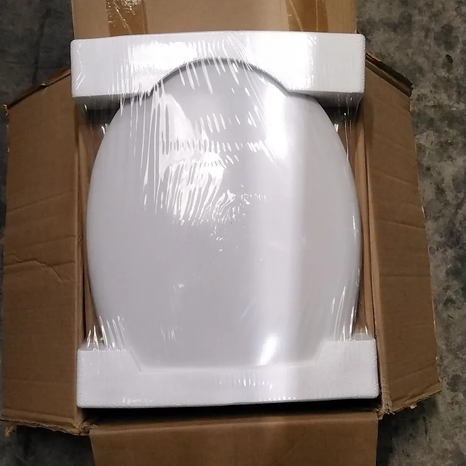 A BOX OF 4 BOXED TOILET SEATS IN WHITE