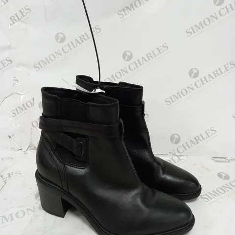 CLARKS BLACK FAUX LEATHER BOOTS SIZE 7