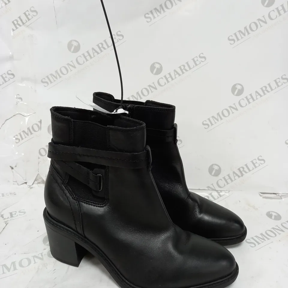CLARKS BLACK FAUX LEATHER BOOTS SIZE 7