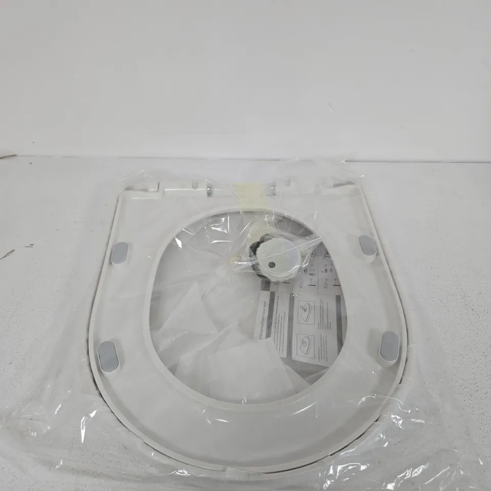 WHITE TOILET SEAT WITH FITTINGS – OVAL SHAPE