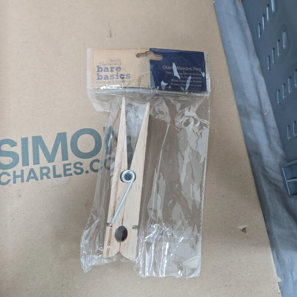 TOTE OF APPROXIMATELY 15 ASSORTED ITEMS TO INCLUDE: GIANT WOODEN PEG