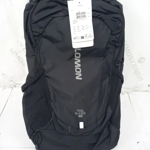 SALOMON TRAIL BLAZER 20 BAG IN BLACK
