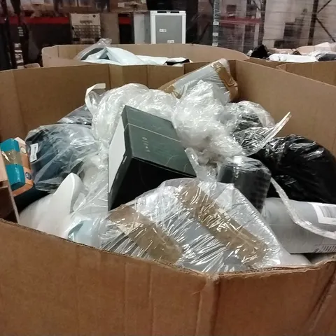 PALLET CONTAINING A LARGE QUANTITY OF PILLOWS