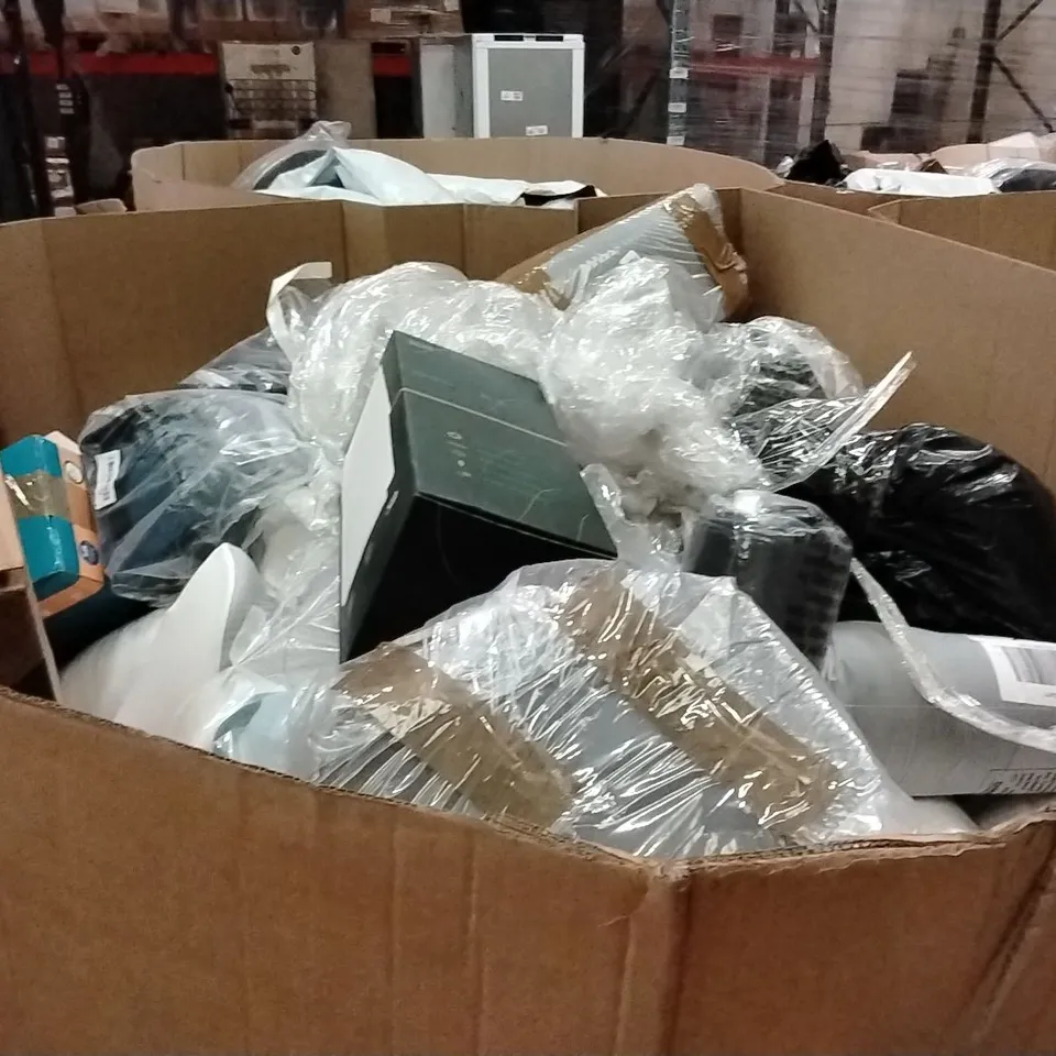 PALLET CONTAINING A LARGE QUANTITY OF PILLOWS