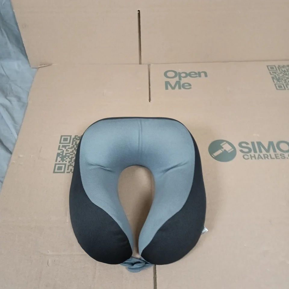 BOX OF APPROXIMATELY 10 ASSORTED ITEMS TO INCLUDE: BLACK TRAVEL PILLOW