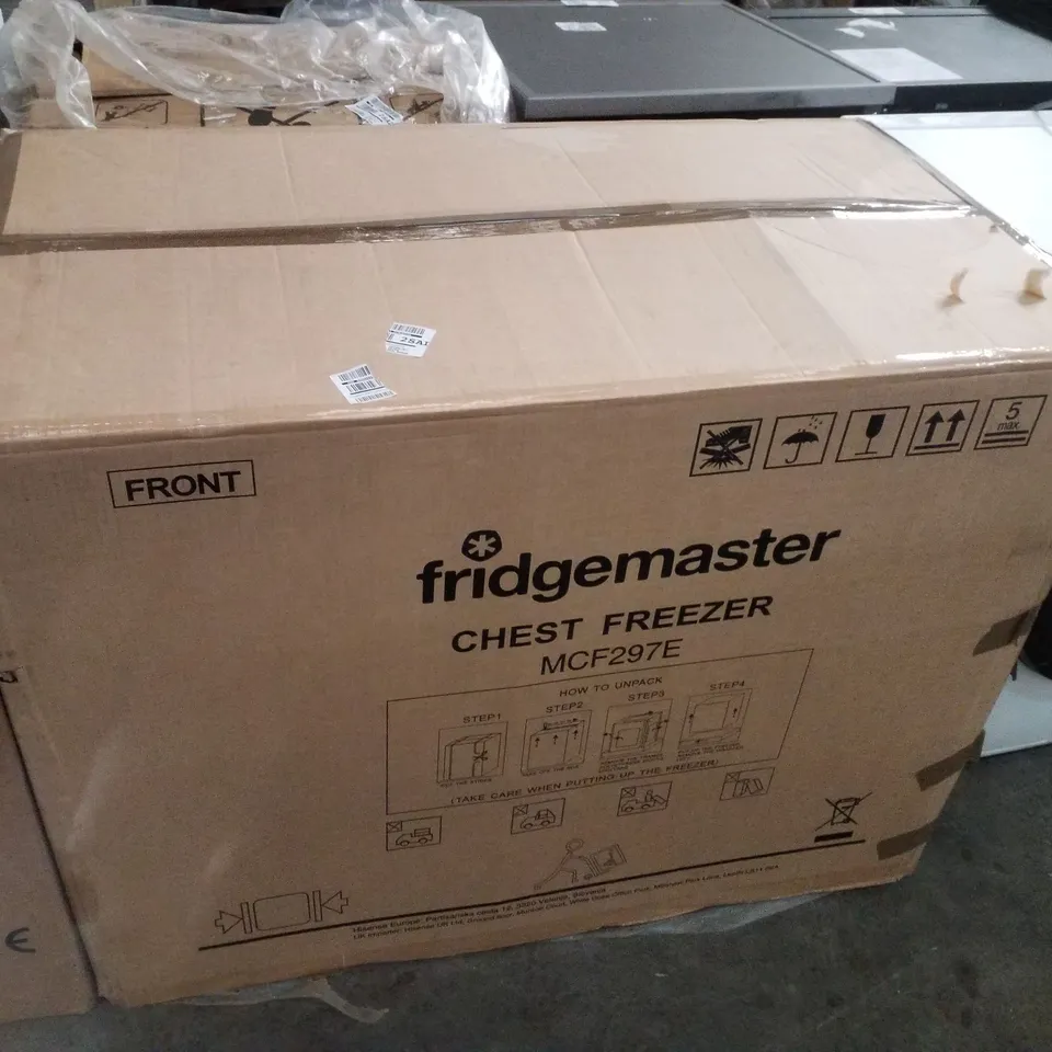 BOXED FRIDGEMASTER MCF297E 111CM CHEST FREEZER IN WHITE 297 LITRE 0.85M
